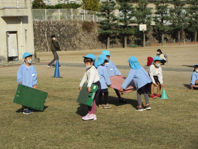 竹馬大会の準備をしているすみれ組の写真