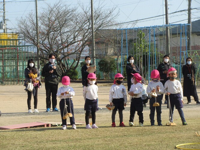 ぱかぽこ大会をはじめようと芝生広場に並んでいるもも組子どもの写真