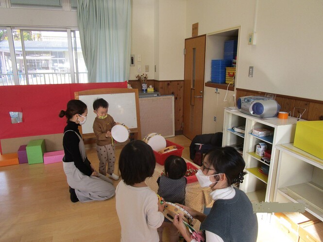 未就園児親子教室で、楽器をさわって遊ぶ未就園児親子の写真