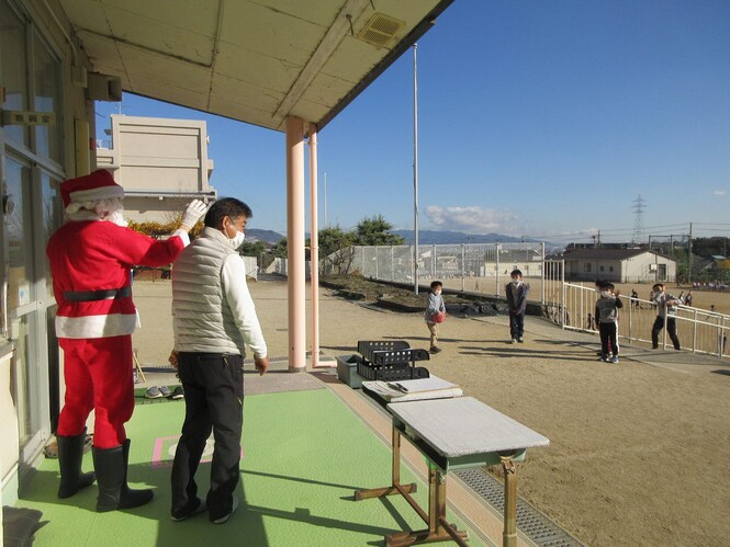 小学生がサンタみ挨拶をしている写真