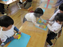 教える