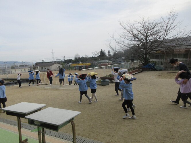 地震避難訓練で、外に避難している子どもたちの様子