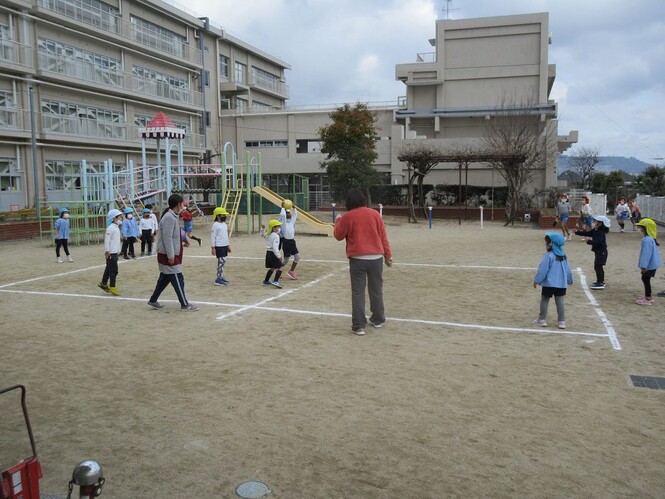 ドッジボールを楽しんでいる子どもの写真