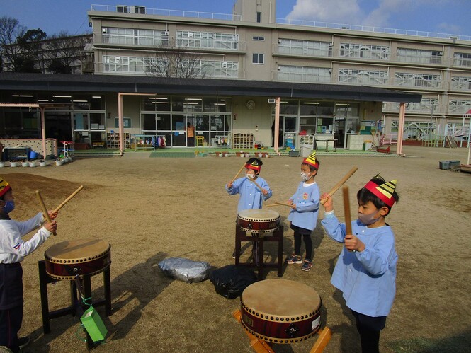 鬼になって太鼓を鳴らして遊んでいるところ