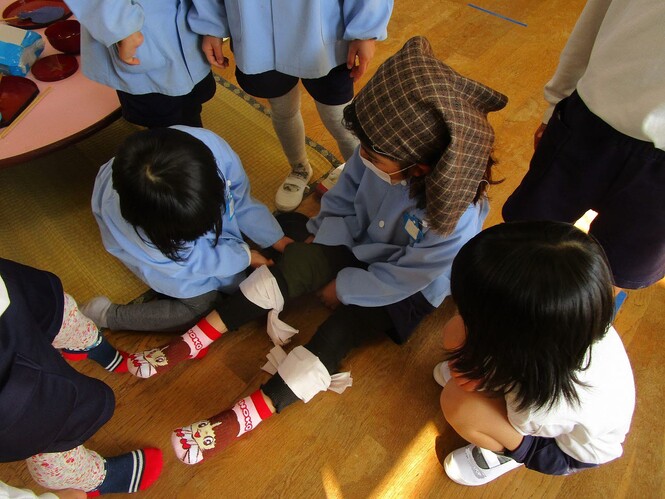 ばあさん役とあや役、たろう役の子どもが遊んでいる写真