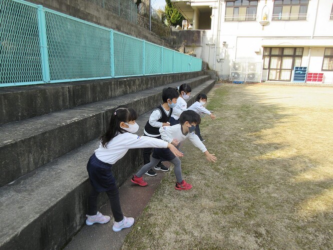 豆まきをしているもも組子どもたちの写真