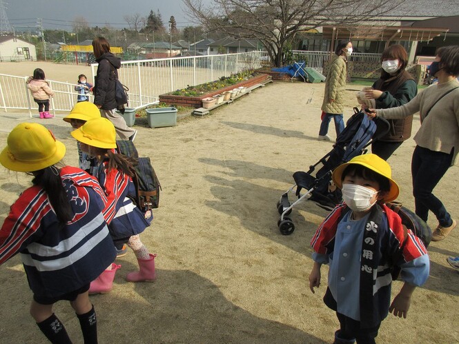 はっぴを着て降園するすみれ組子どもの写真