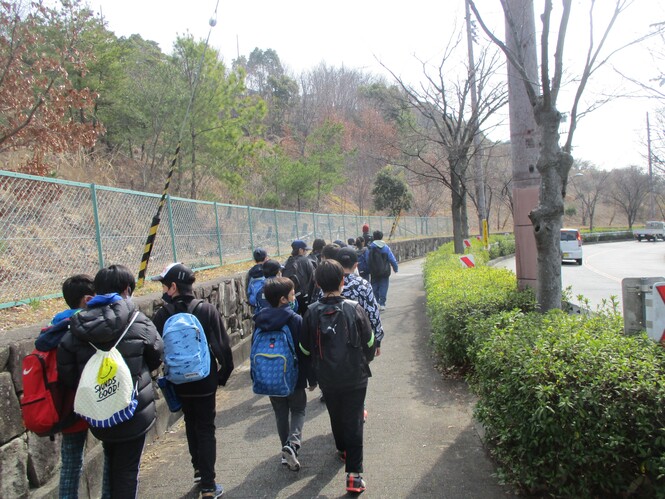 校外学習歩く