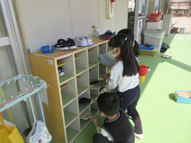 靴箱の掃除をする子どもの写真