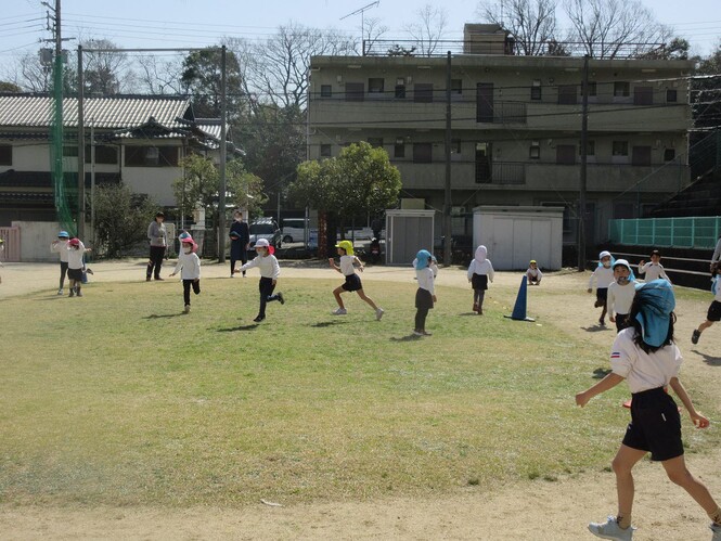 すみれ組、もも組で氷鬼をしている写真