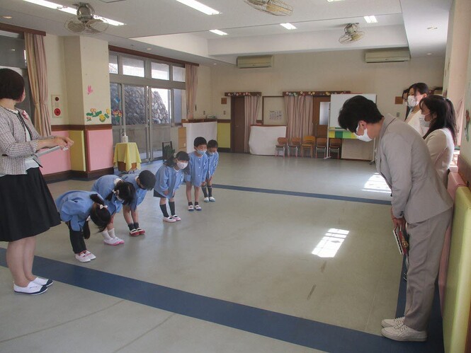 新しい園長先生とあいさつ