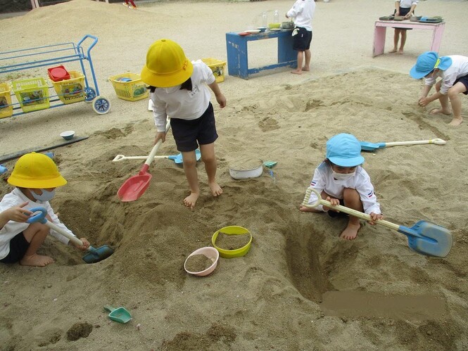 砂場で裸足で遊ぶすみれ組1