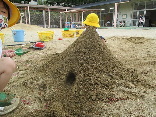 砂場では、お山を作りました。