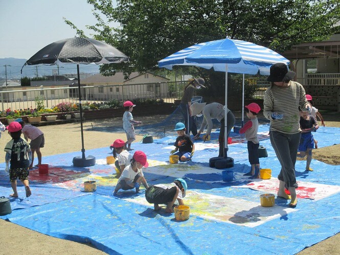最高のお天気で、子どもたちは、大喜びで、ボディペインティング用の絵の具で、ぬりぬりしていました。