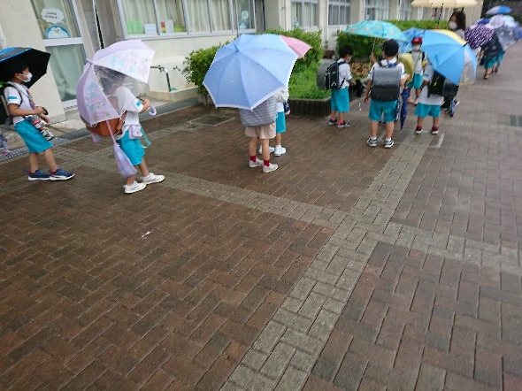 雨の下校