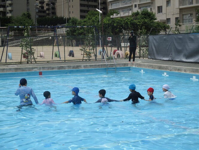 すみれ組は、小学校のプールに初めて入りました。