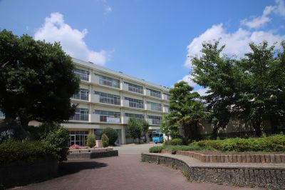 校舎に青い空と夏の雲