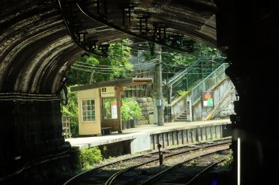 トンネルの向こうに小さな駅