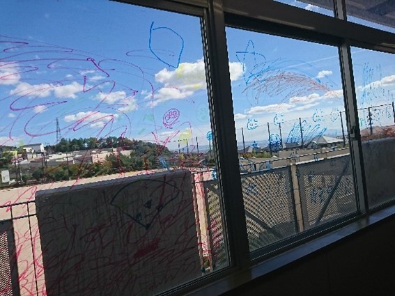 窓の落書き