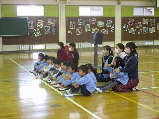 その後、小学校1年生の音楽会の練習を、見に行かせてもらいました。