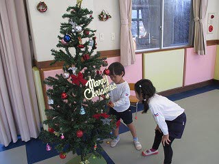 子どもたちは、ペアになって、飾りつけをしました。