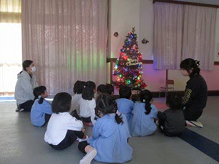 イルミネーションを点けて、先生から、クリスマスソングの話を聞きました。