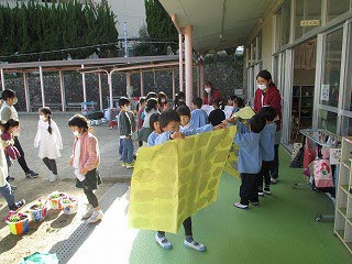午後には、西山小学校の1年生が、先日の秋の遊びのお礼に来てくれました。