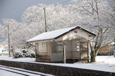 雪の駅待合室