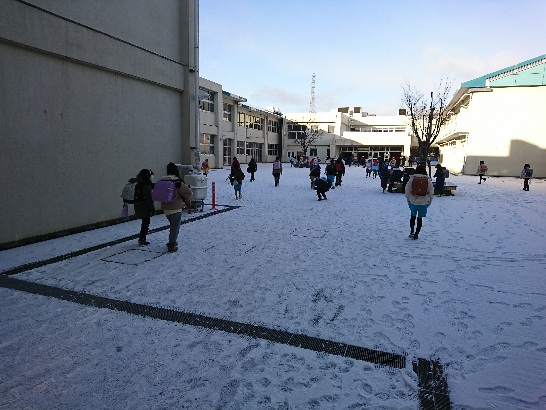 雪の登校