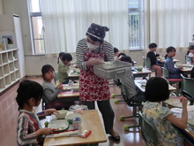 1年生初めての給食の様子1