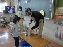 1年生初めての給食の様子2