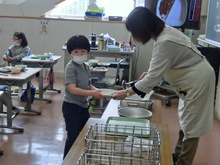 1年生初めての給食の様子3