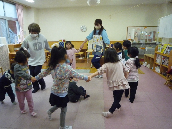わらべうたで遊んでいる写真