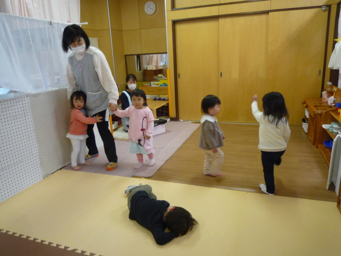 音楽に合わせて歩いている写真