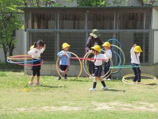 外で遊んでいる子どもたちの写真