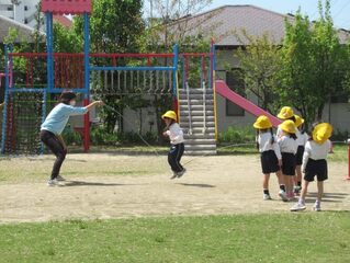 外で遊んでいる子どもたちの写真