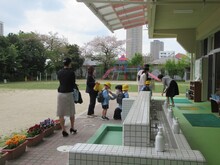 登園する子どもたちの写真