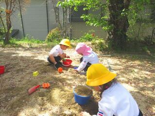 砂場で遊んでいる子どもたちの写真