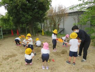 砂場で遊んでいる子どもたちの写真