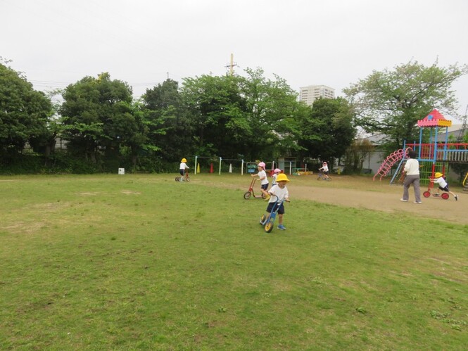 スクーターで遊んでいる子どもたちの写真