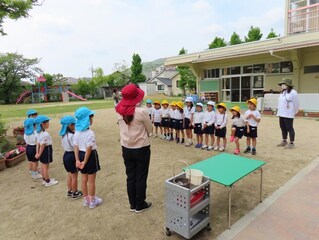 小浜幼稚園の子どもたちと挨拶をしている子どもたちの写真