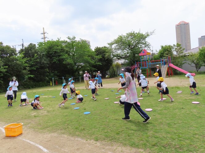 園庭で遊んでいる子どもたちの写真