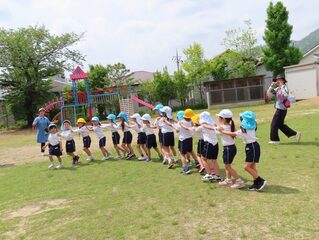 園庭で遊んでいる子どもたちの写真