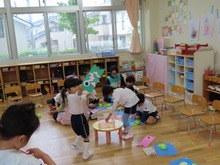 こいのぼりを作っている子どもたちの写真