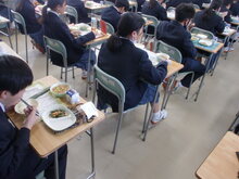食事をする写真