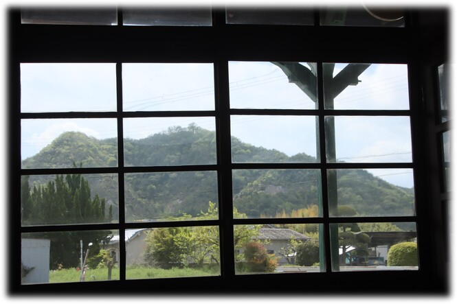 駅舎の窓から
