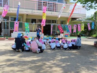 子どもの日のつどいに参加している子どもたちの写真