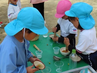 ジュースづくりをしている子どもたちの写真