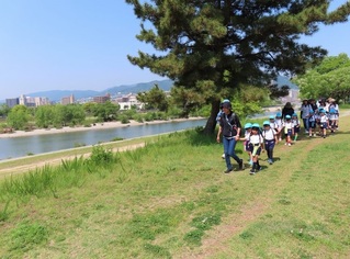 遠足に出かけている子どもたちの写真