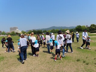 遠足で遊んでいる子どもたちの写真